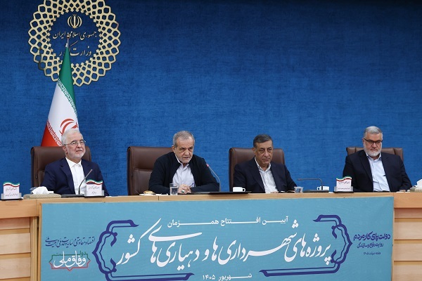 افتتاح نیروگاه ۲۰۰ کیلوواتی خورشیدی  در کرمان توسط رئیس جمهور/ از زمین چمن مصنوعی روستایی در زرند بهره‌بردار شد
